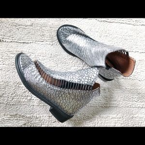 Kobe Husk Open toe flat boots!!! Just like NEW!!!